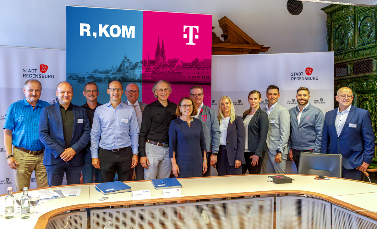 Vertreter der R-KOM und Telekom kurz nach der Unterzeichnung des Kooperationsvertrags